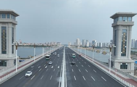 北京路沂河橋全線通車，曾用560個液壓千斤頂同步頂升老橋